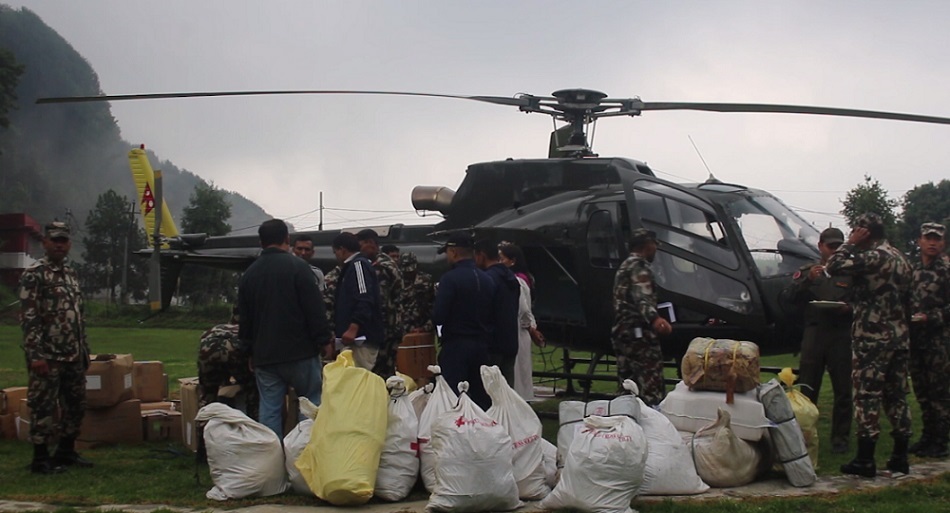 सैनिक हेलिकोप्टरबाट बाढीपहिरो प्रभावित क्षेत्रमा पुग्यो राहत